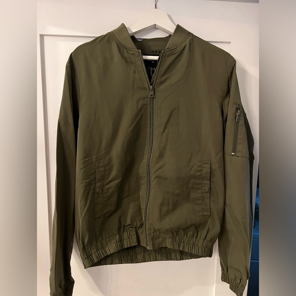 Forever 21 army green bomber jacket size medium. Never worn.